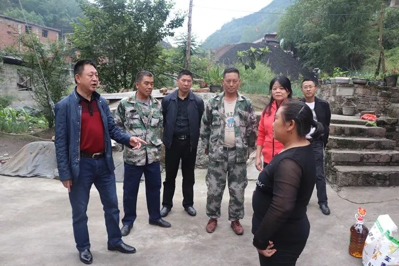 计生协会,水城县及水钢计生协会等一行人员对陡箐镇阿佐村计生贫困户