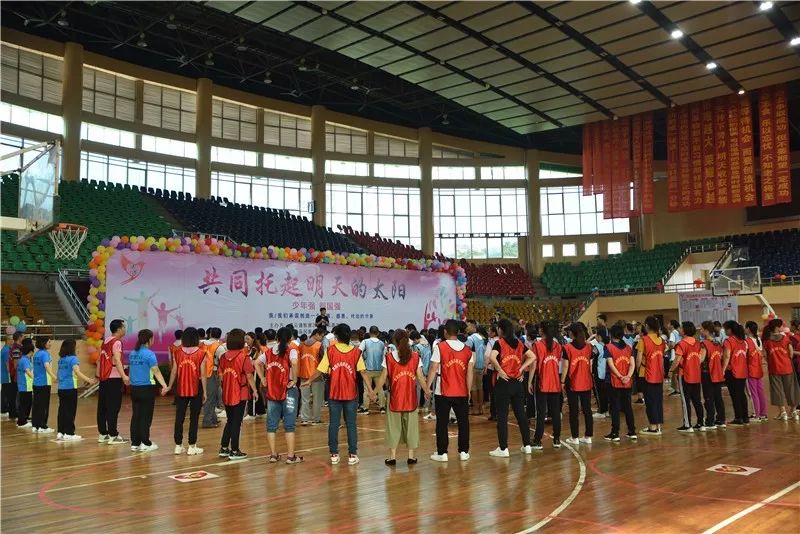 宾阳民族中学300多组家庭6月2号齐聚体育馆爸爸妈妈你们可不可以多理