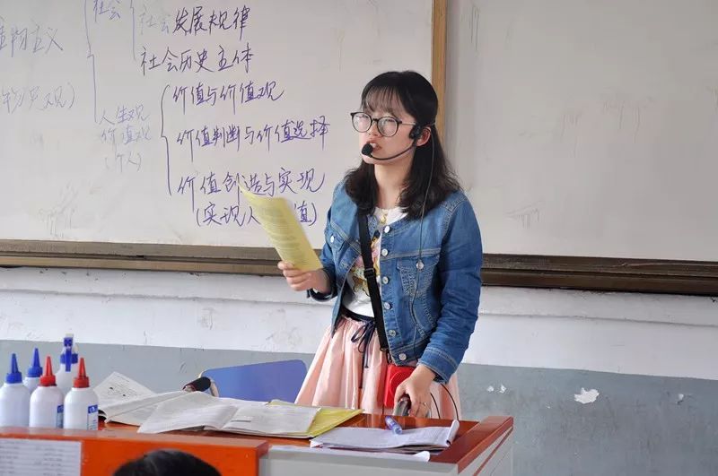 宜昌最美教师风采思政园丁李晓康