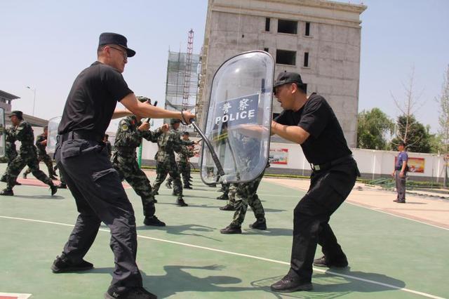 訓練正式開始,機場特警,武警依次進行了防暴處突隊形,警棍盾牌實戰