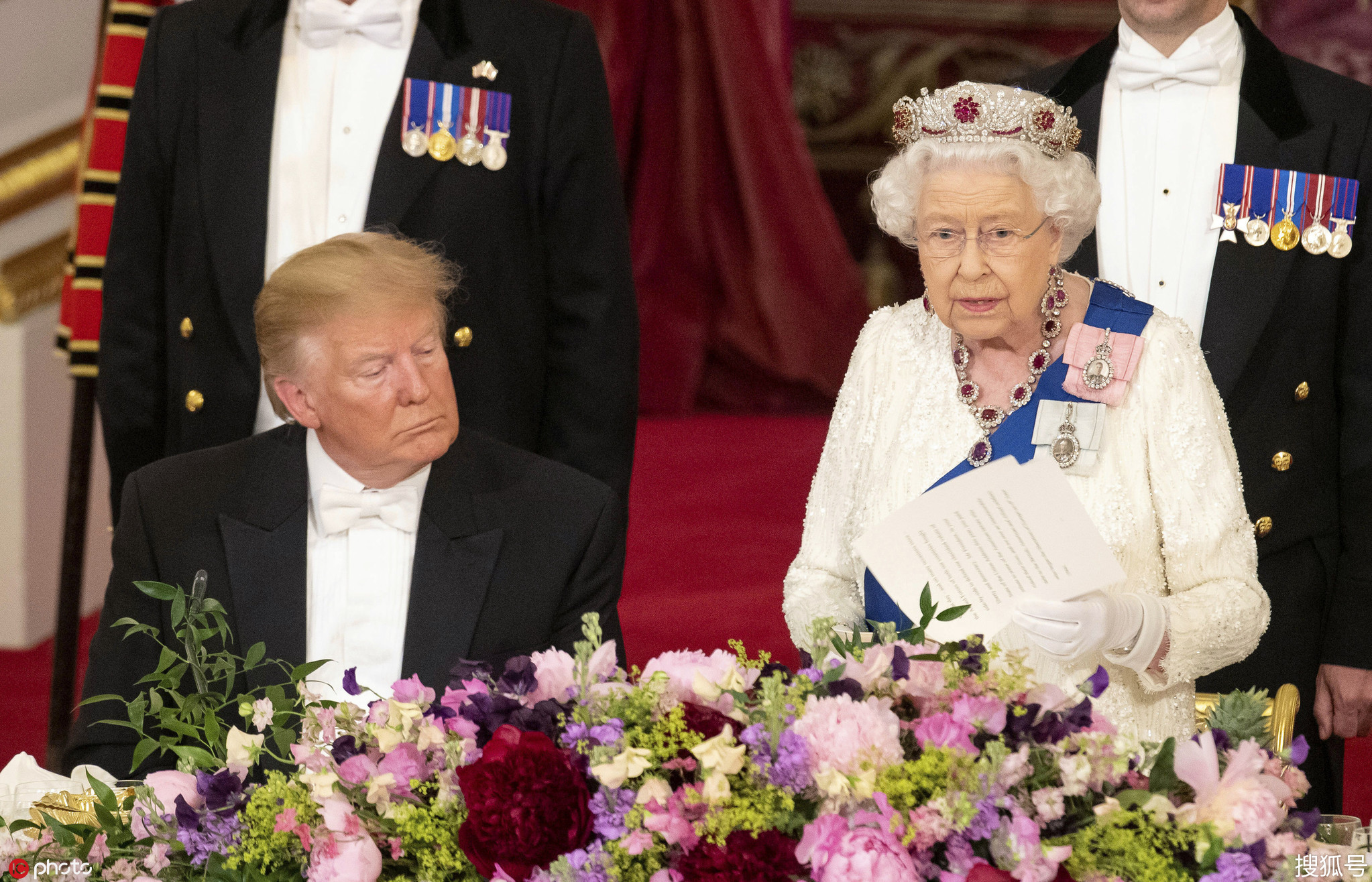 违反皇家礼仪?特朗普在国宴上疑似触碰英女王后背
