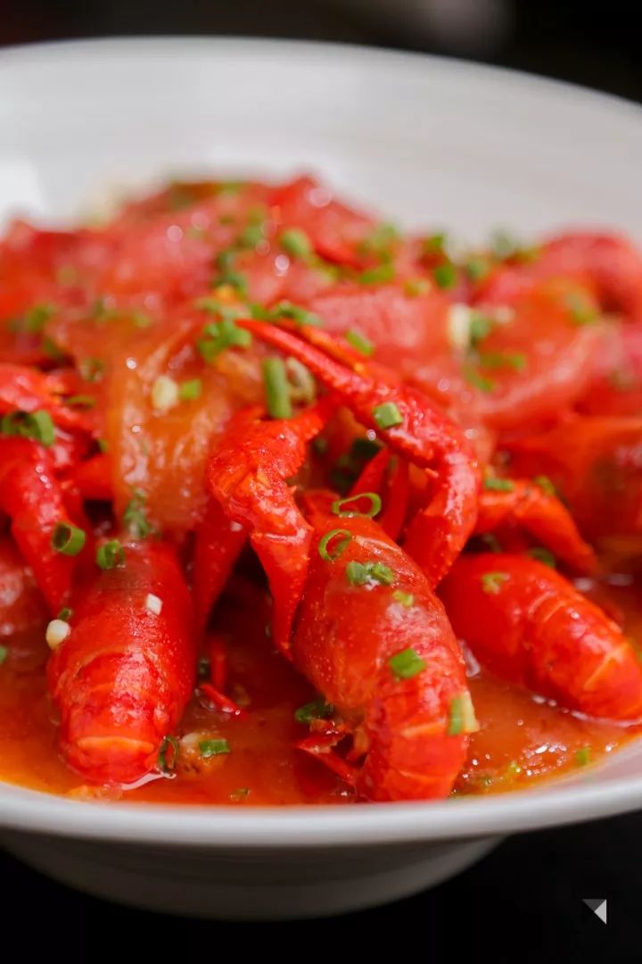 这夏酣畅赴一场小龙虾之约卤煮味和番茄味都爱