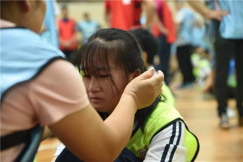 宾阳民族中学300多组家庭6月2号齐聚体育馆爸爸妈妈你们可不可以多理