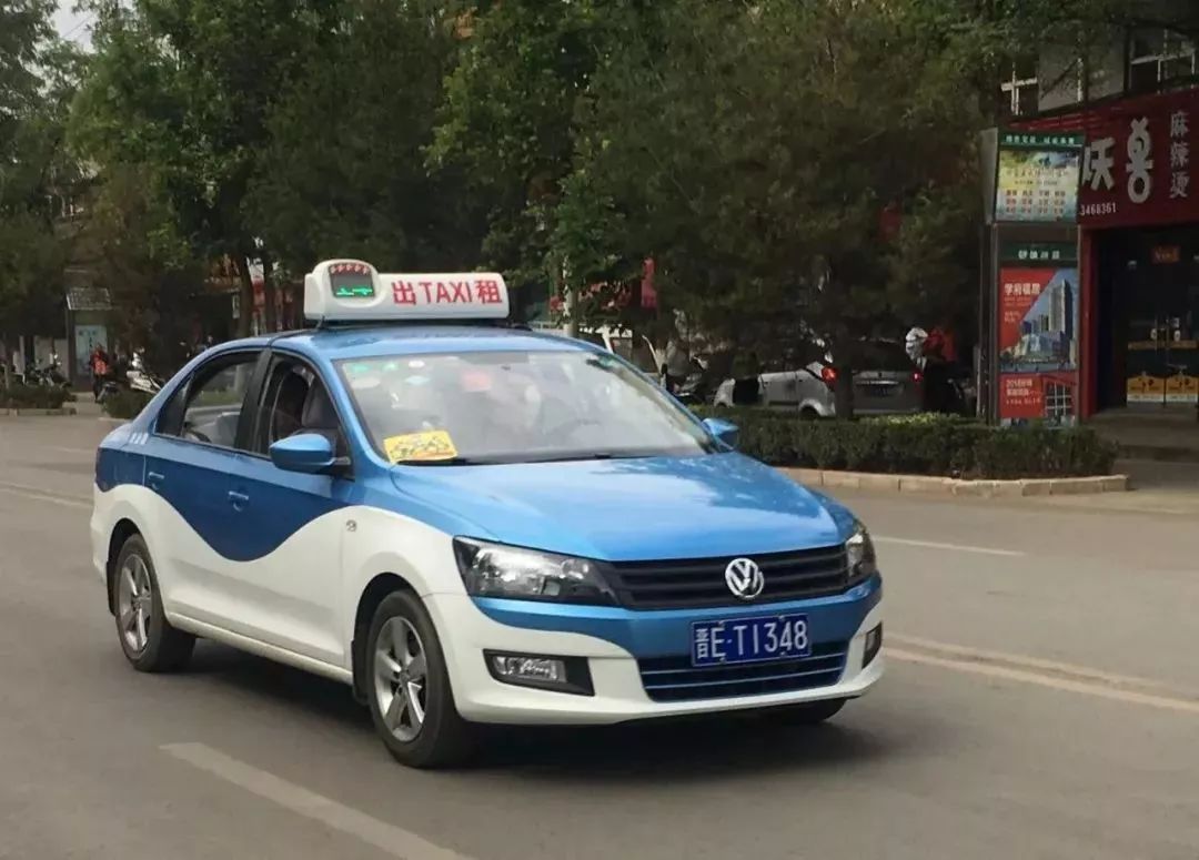 凡是乘坐贴有"爱心送考车"的出租车,公交车,私家车车辆的