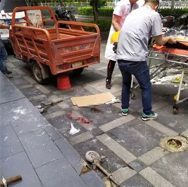 惊险桂林一名工人不慎从脚手架上摔落坠地