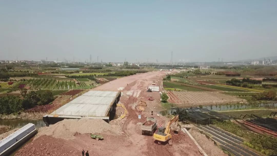 建设中的金兰中线:塘里郑段桥梁路基施工近日,小布从婺城区交通局了解