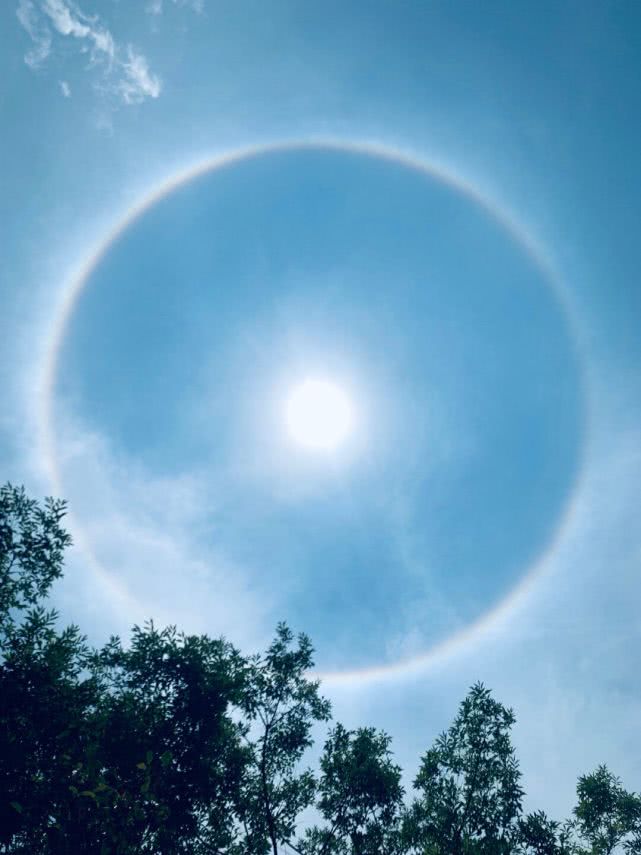 耀眼日晕光圈高悬云南午后蓝天 光芒闪耀昆明网络火热刷屏_太阳