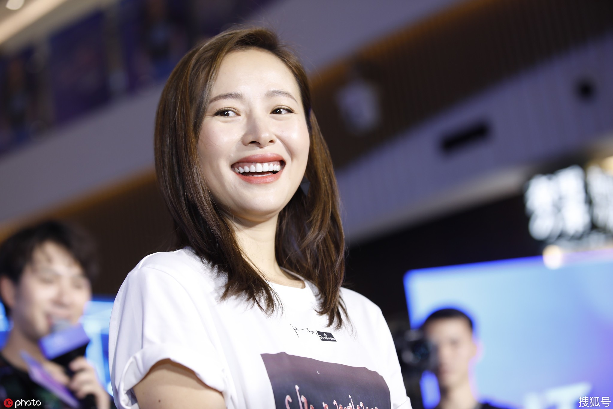 深夜带神秘白衣女子返回别墅的照片,而早前江一燕曾承认与罗红的恋情