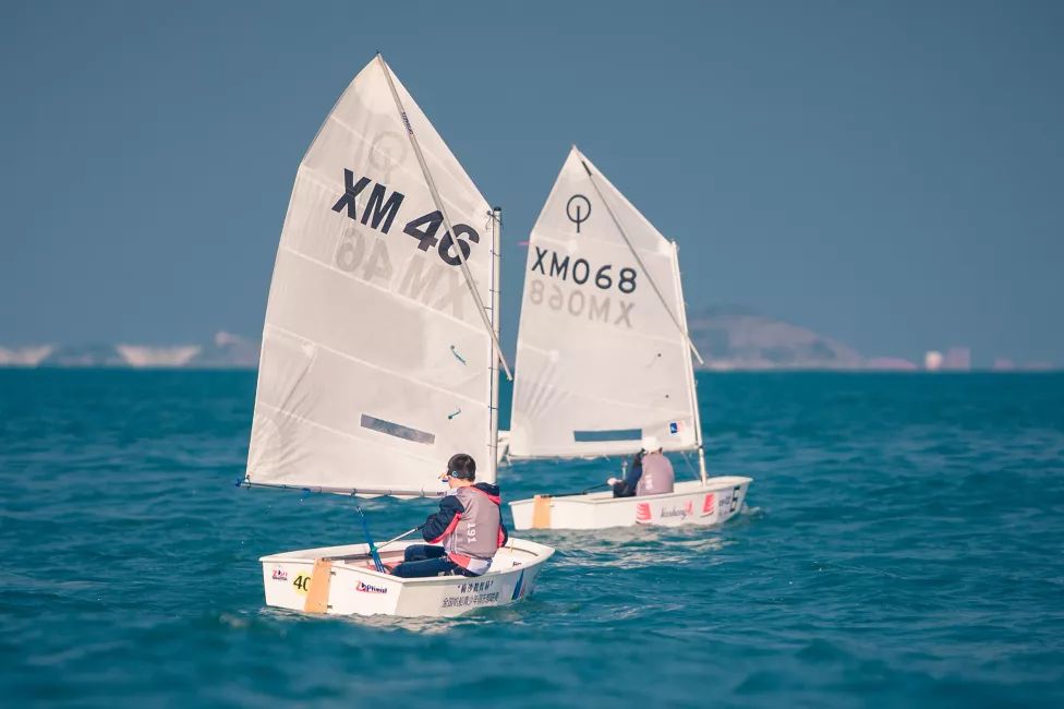 2 ,户外活动教练和营地导师由双方团队老师组成,帆船教练团队由英国