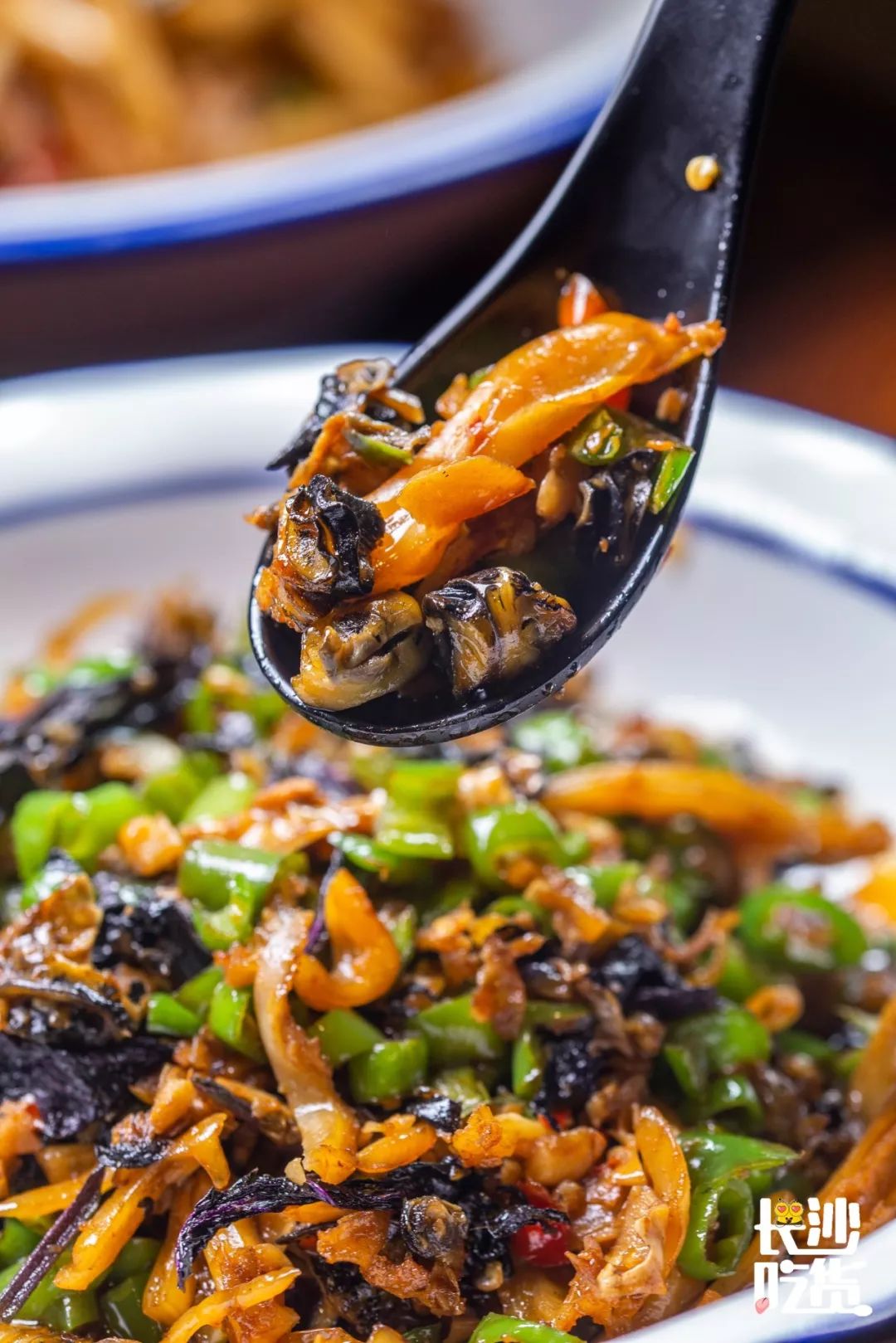 清洗干净的田螺和河蚌肉经过了大火爆炒之后,在紫苏的点缀下,香气更甚