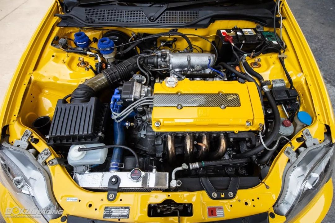 和 type r 同款的 b16b 发动机,上面的碳纤维火花塞盖上写着 spoon 的