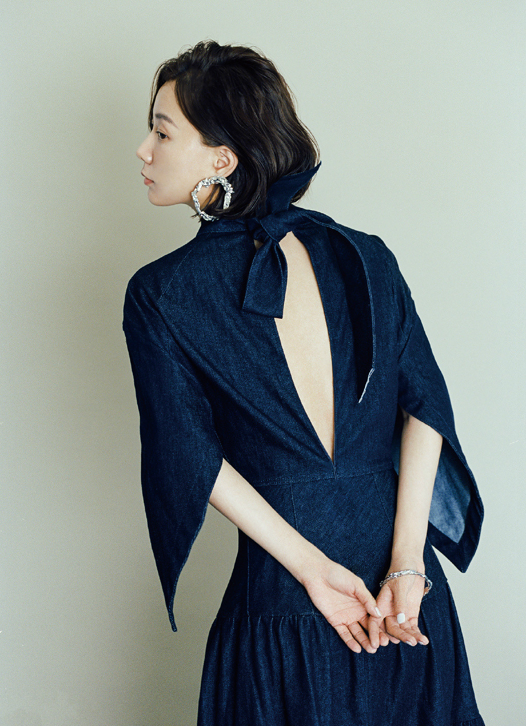 王璐丹拍杂志封面牛仔裤破洞位置尴尬了这款式谁敢穿出去