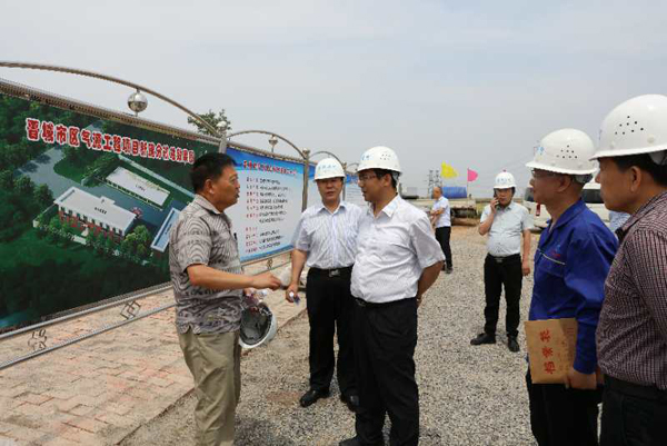 近日,市城市管理局局长王秀峰深入市煤气开发利用中心,市自来水公司