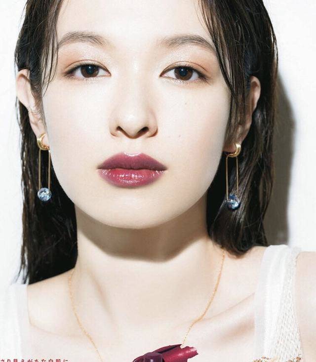 2,浅棕色的野生眉增加清透感上妆的时候要少量多次色号比较自然,接近