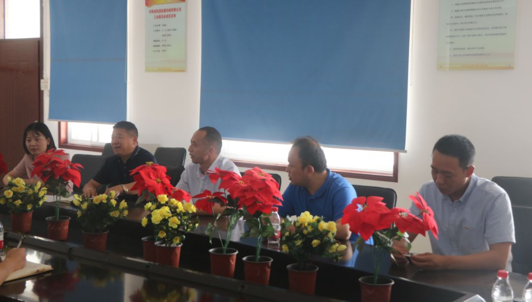 办公室主任师江辉的陪同下到我镇凯源支部指导调研远程教育站点建设