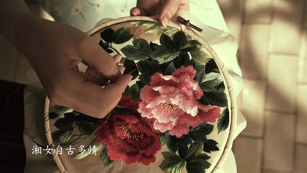 能让人坐下来,安静下来,一针针的绣,一点点的描摹;只有静下来,融进去