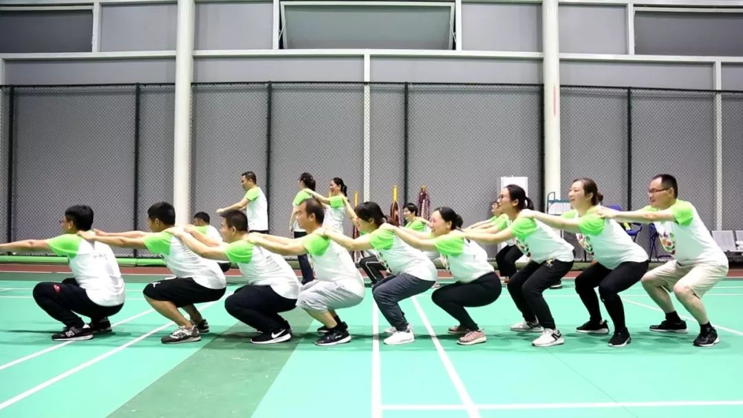 跳,开合跳,鸭子步接力……医院组织医务人员参与"营养 运动"的趣味