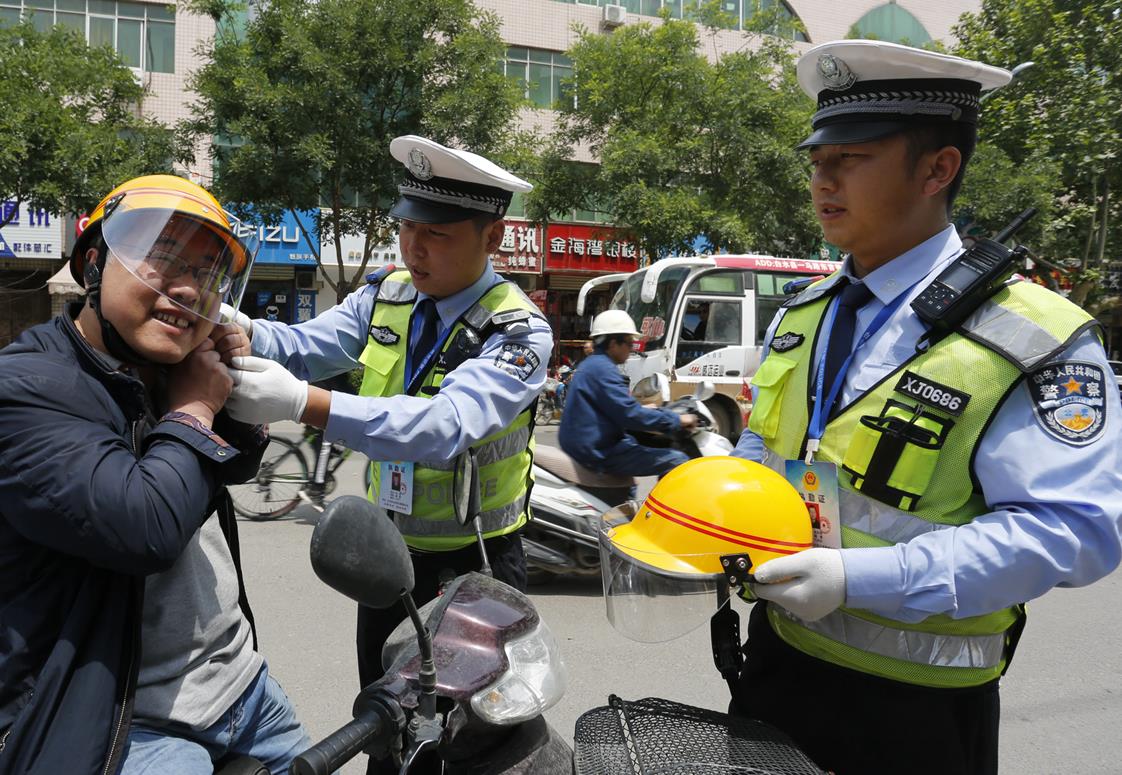 人民公安报聚焦白水交警开展生命安全头盔行动