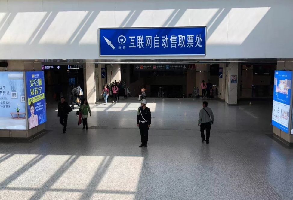 长春西站-13台自动售取票机售票处有8台自动售取票机,4台自动取票机