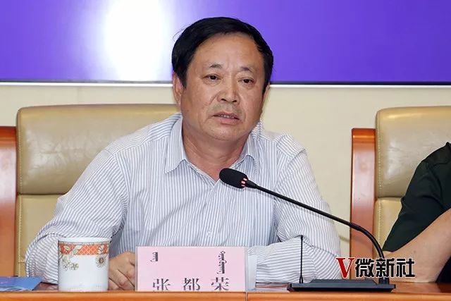 微新社 张猛摄影市教育局基础教育科科长宣读全市规范招生,均衡分班