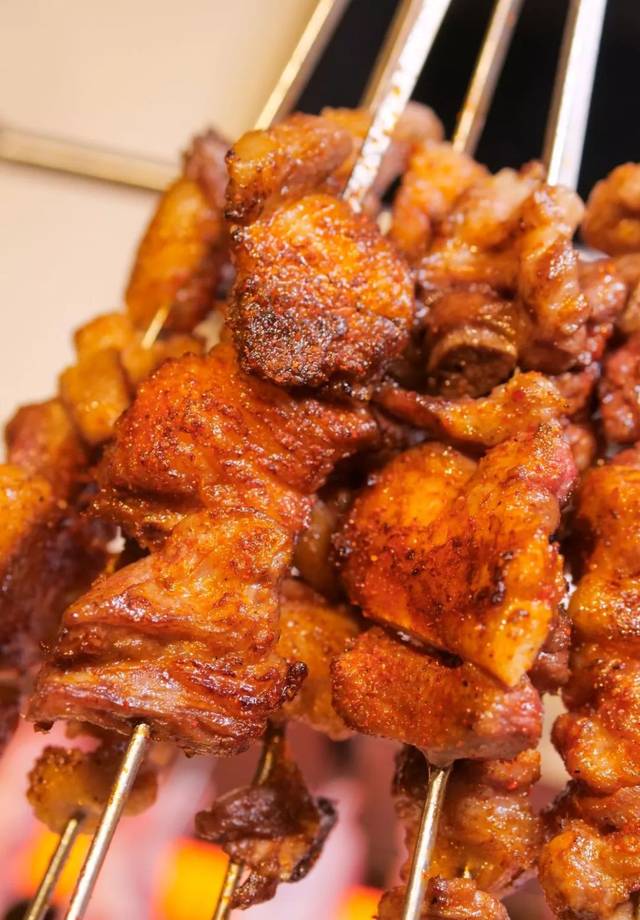 无烟,更干净而这里每桌都有一个自动旋转的无碳电子烤架延边烧烤都是