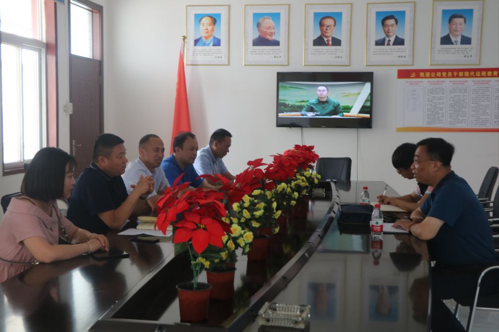 办公室主任师江辉的陪同下到我镇凯源支部指导调研远程教育站点建设