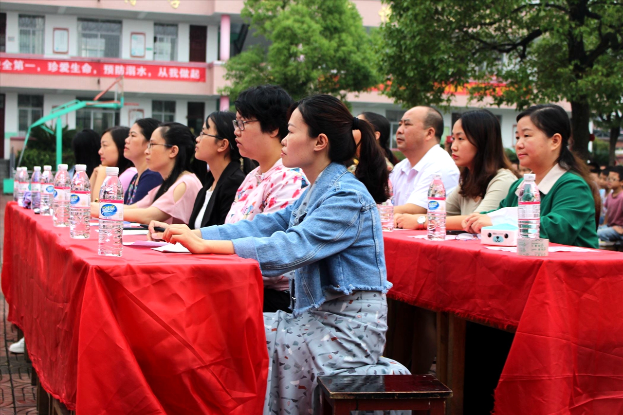 兴国二小校长的图片图片