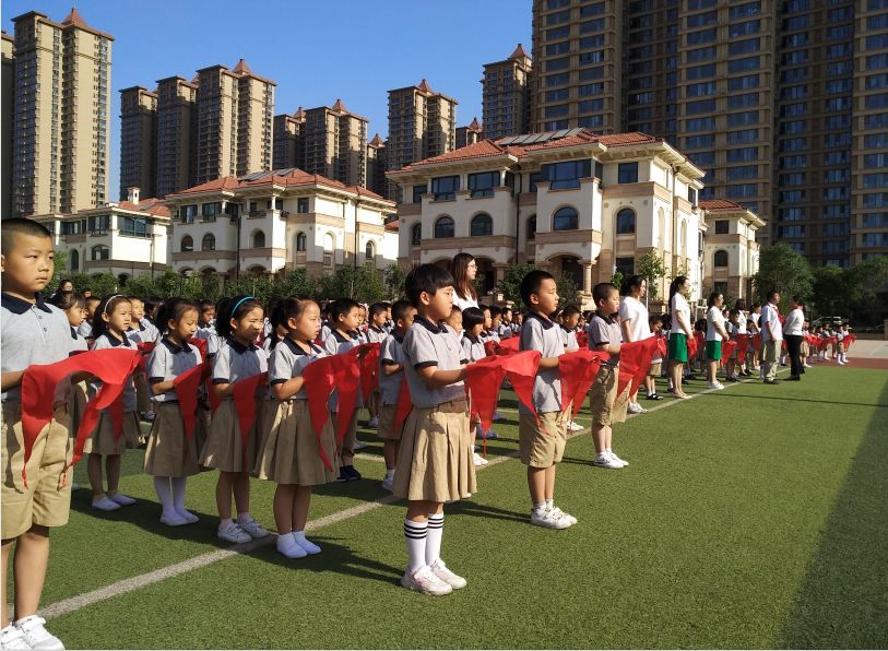 长安区谈固小学组织开展"扣好人生的第一粒扣子——红领巾伴我走进新