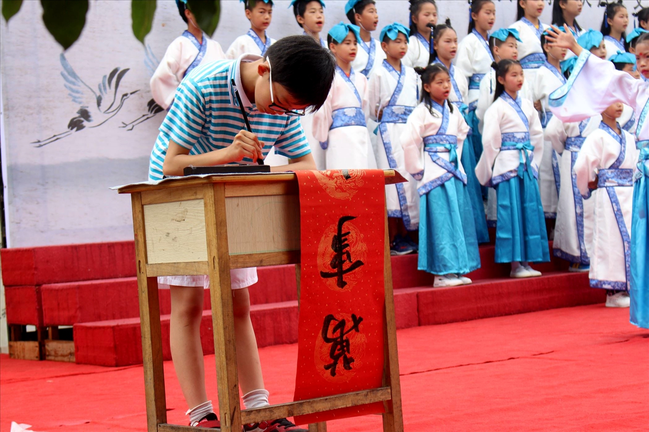 兴国二小校长的图片图片