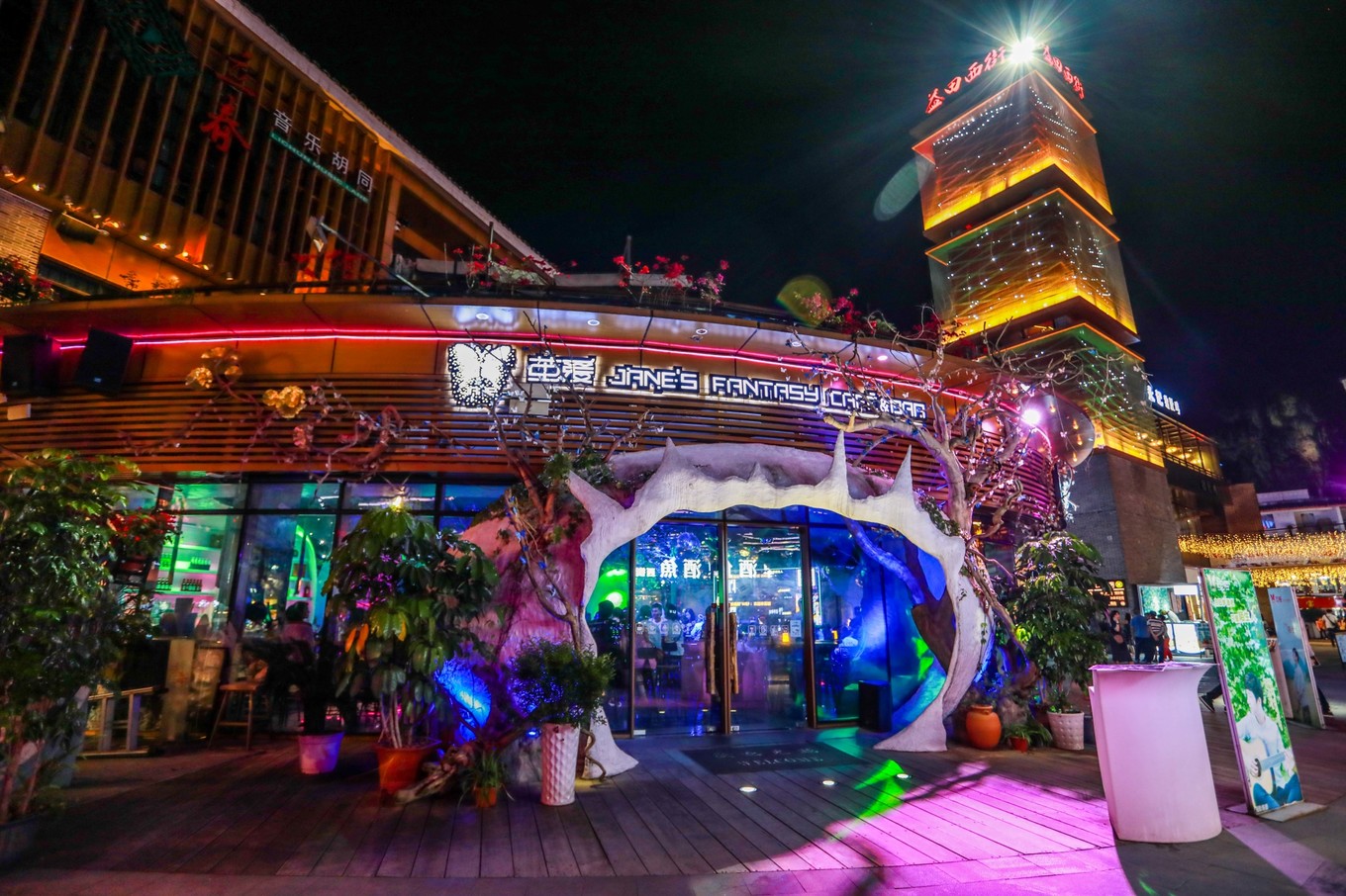 逃离钢筋水泥,来阳朔住进喜糖,闲时看花开花落品美食看贼帅的网红歌手