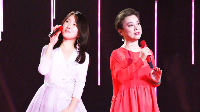 李玲玉杨钰莹两代甜歌后同场经典联唱岁月静好美人依旧