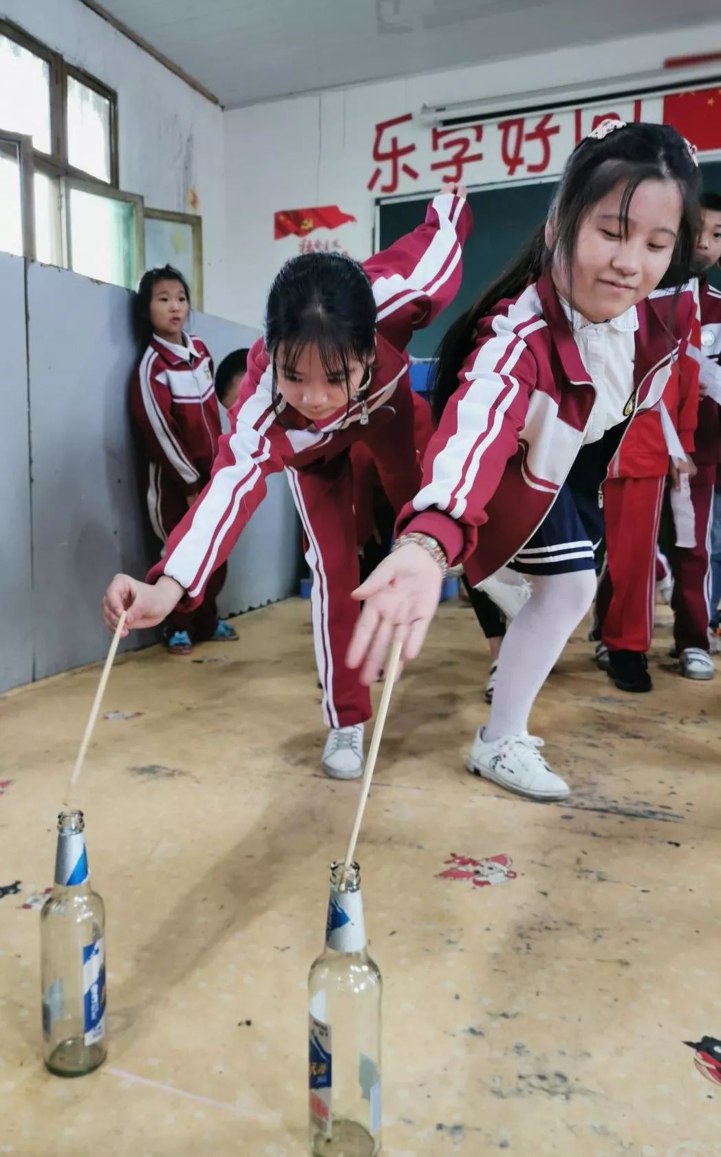 大竹县城西乡中心小学城西乡中心小学操场上彩旗飘扬,彩带飞舞,全体