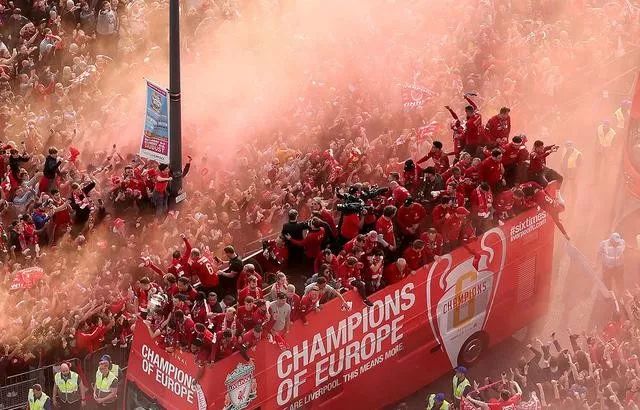 狂欢| 利物浦夺冠巡游75万球迷现场助阵