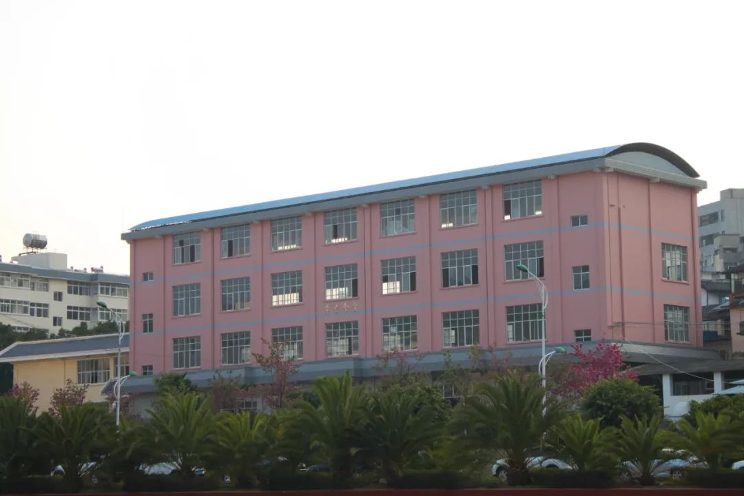 打造爱心校园云南省大姚县第一中学始建于1940年7月,创办倡导者是原