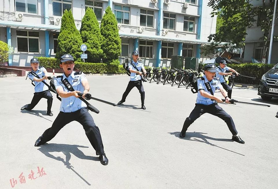 針對實戰需要編制的8動警棍術,屬全國首創.