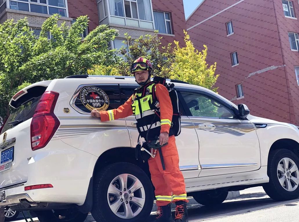 明仁小学携手中国救援中心995救援队开展小学生安防教育观摩课