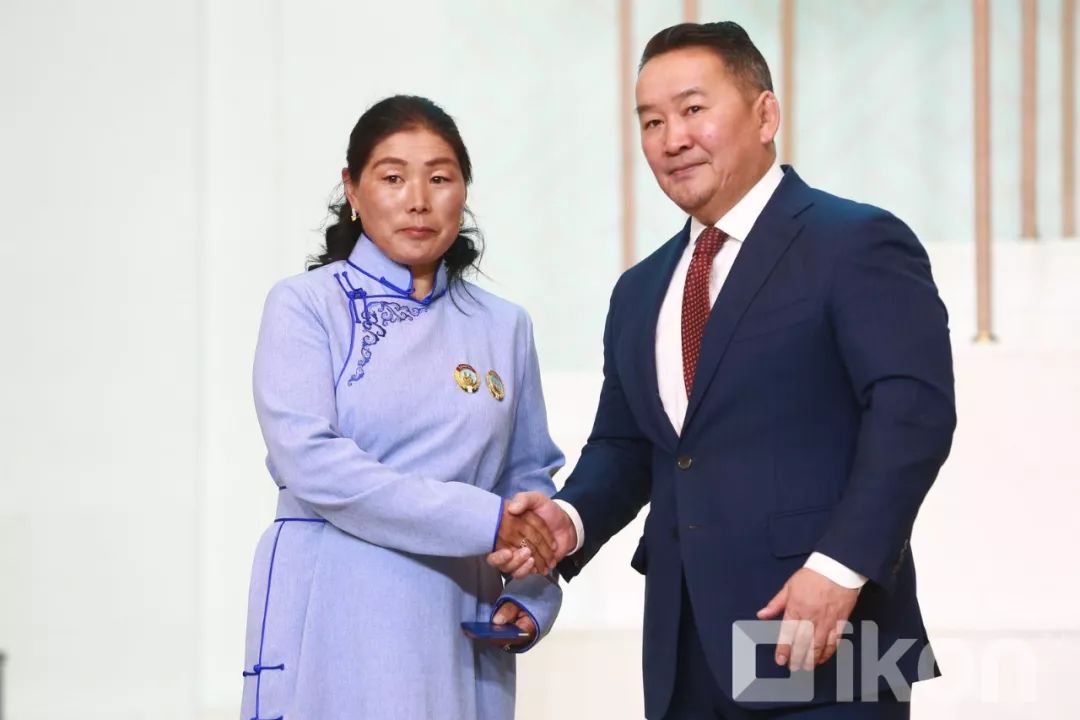 蒙古总统哈巴图图勒嘎颁发光荣母亲勋章