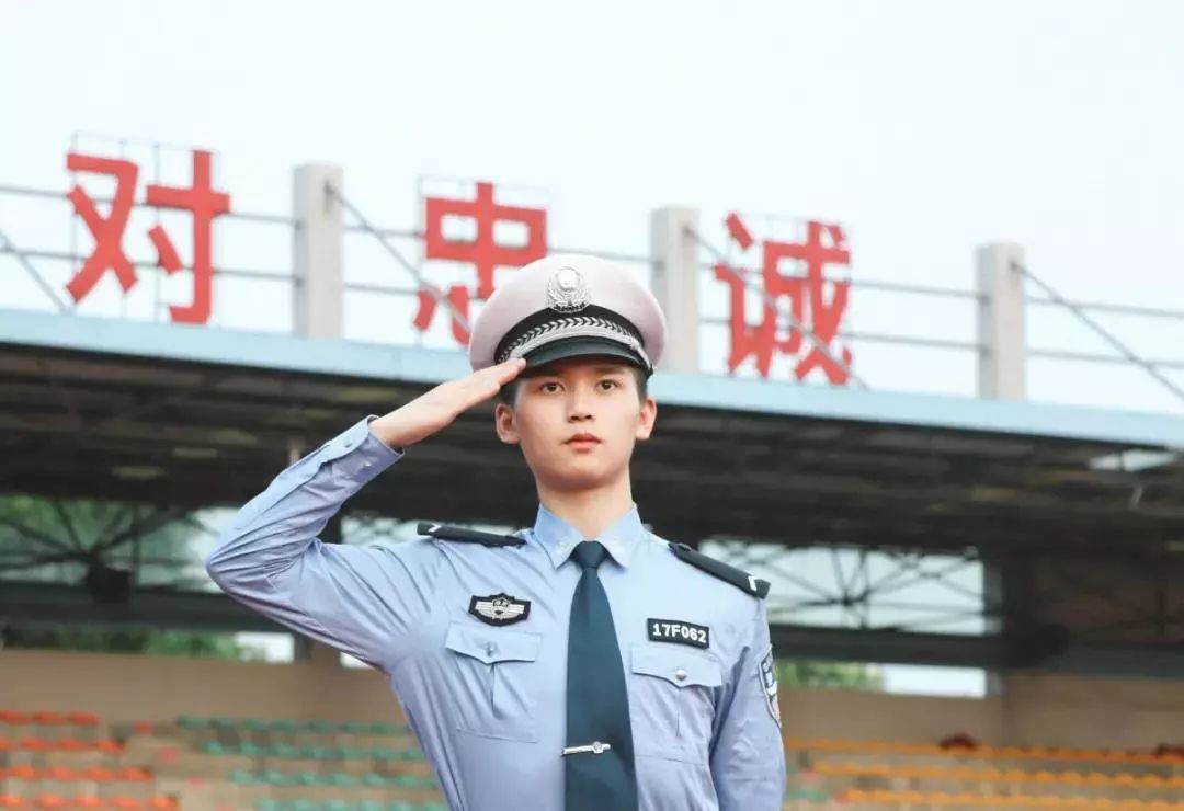 长沙这所大学制服诱惑天天上演