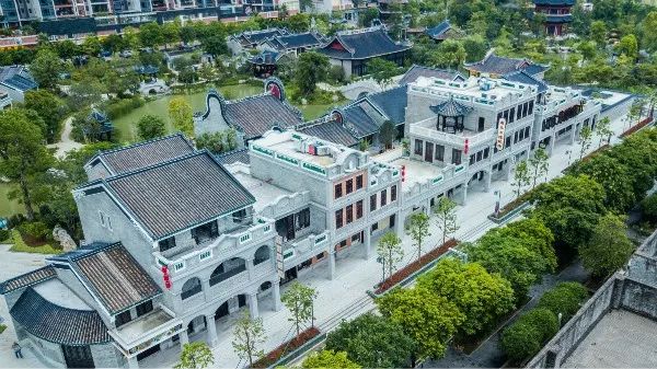 戏剧故事,同时还有千里驹,白驹荣等粤剧名伶主演的戏剧故事等木雕装饰