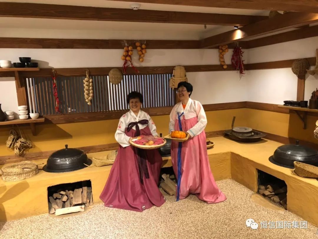 就是胡同里的韩国传统饮食店和传统茶馆保留了韩国特色的风格和情调