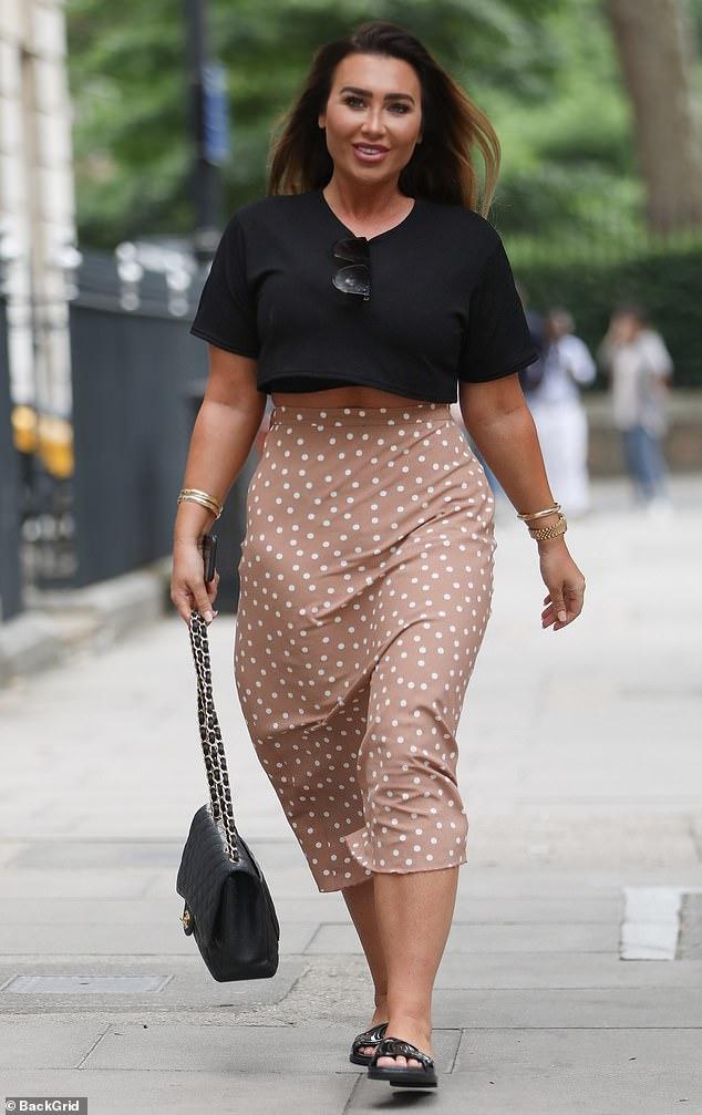 劳伦古德格laurengoodger穿着圆点裙和黑色上衣在伦敦拍摄