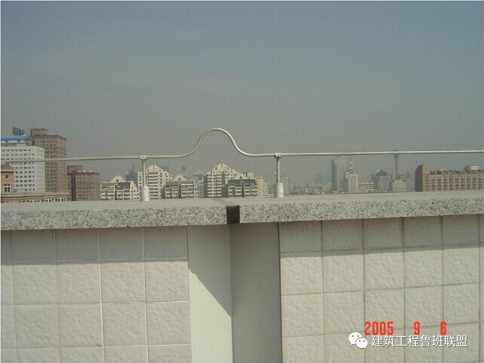 伸缩缝特殊处理· 屋面避雷带5)避雷带(网)安装工艺平屋顶上所有