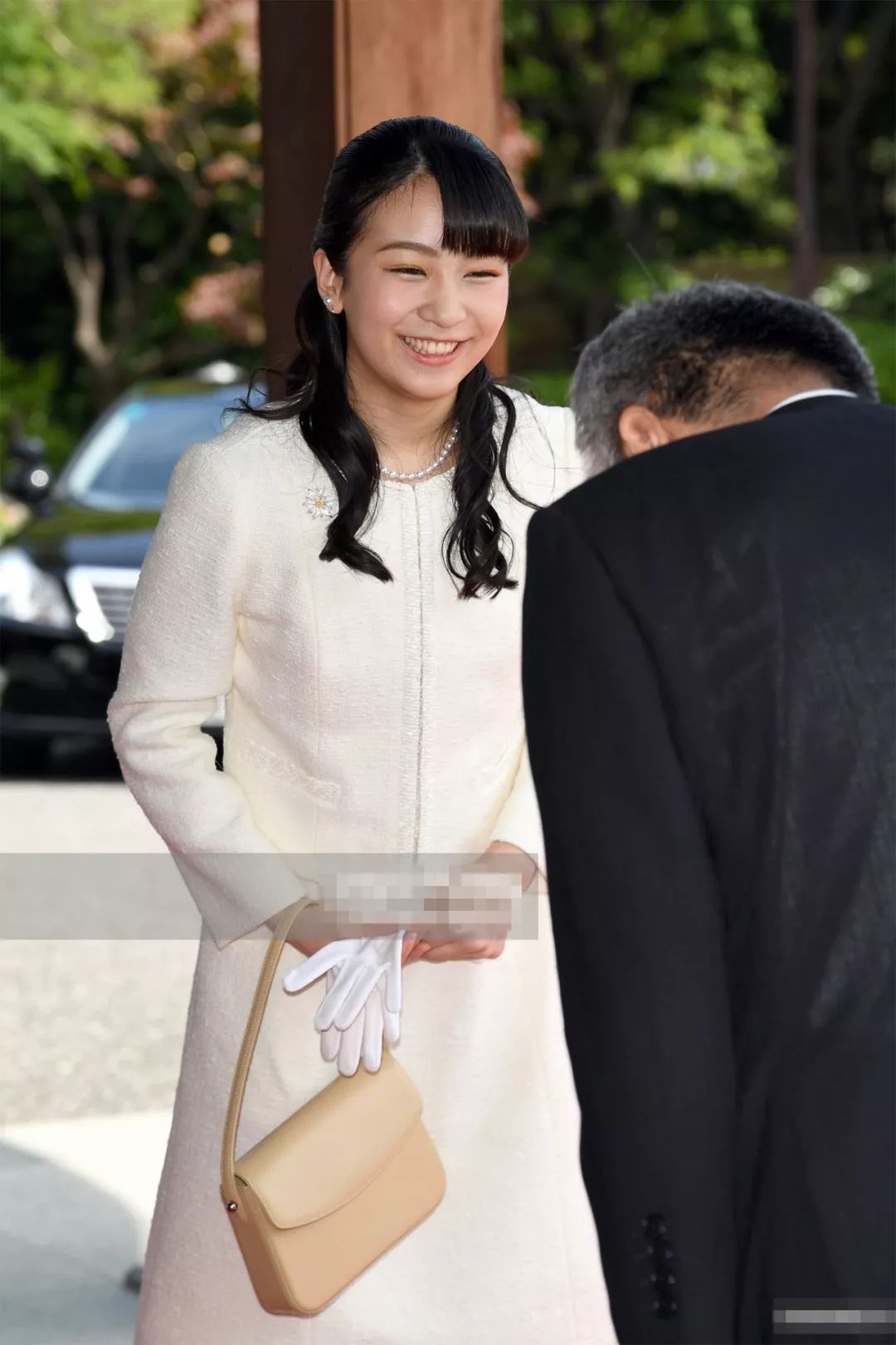 称号是"秋筱宫佳子内亲王,享有"殿下"的称号,她的皇家徽印是大黄槿