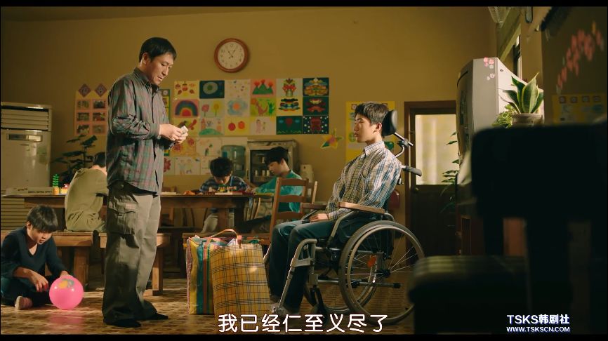 世河两岁的时候,因为一次意外导致颈椎骨折,全身瘫痪.