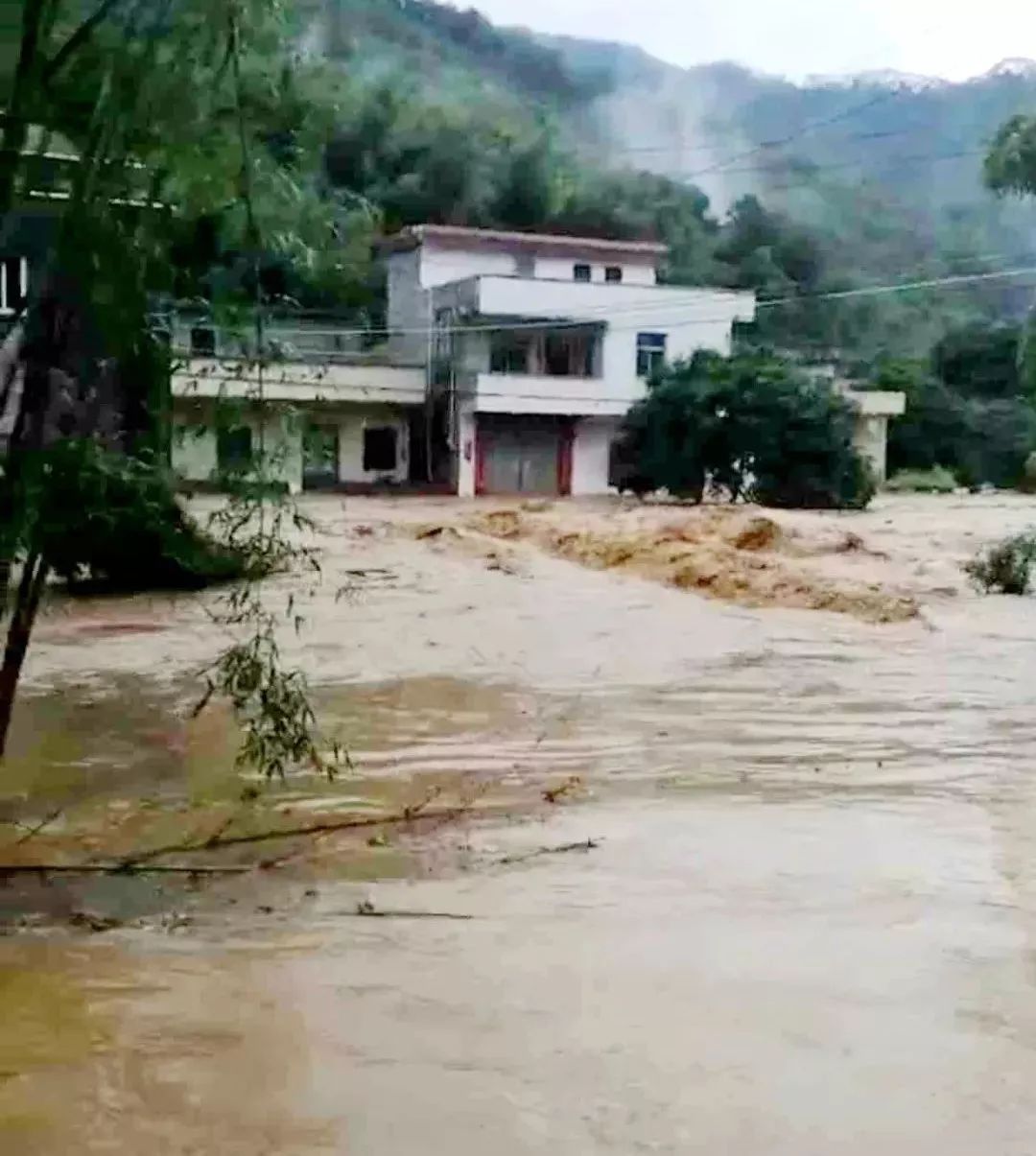 惠州惠东这里,突遇几十年1遇的山洪暴发?结果1老人被.损失惨重