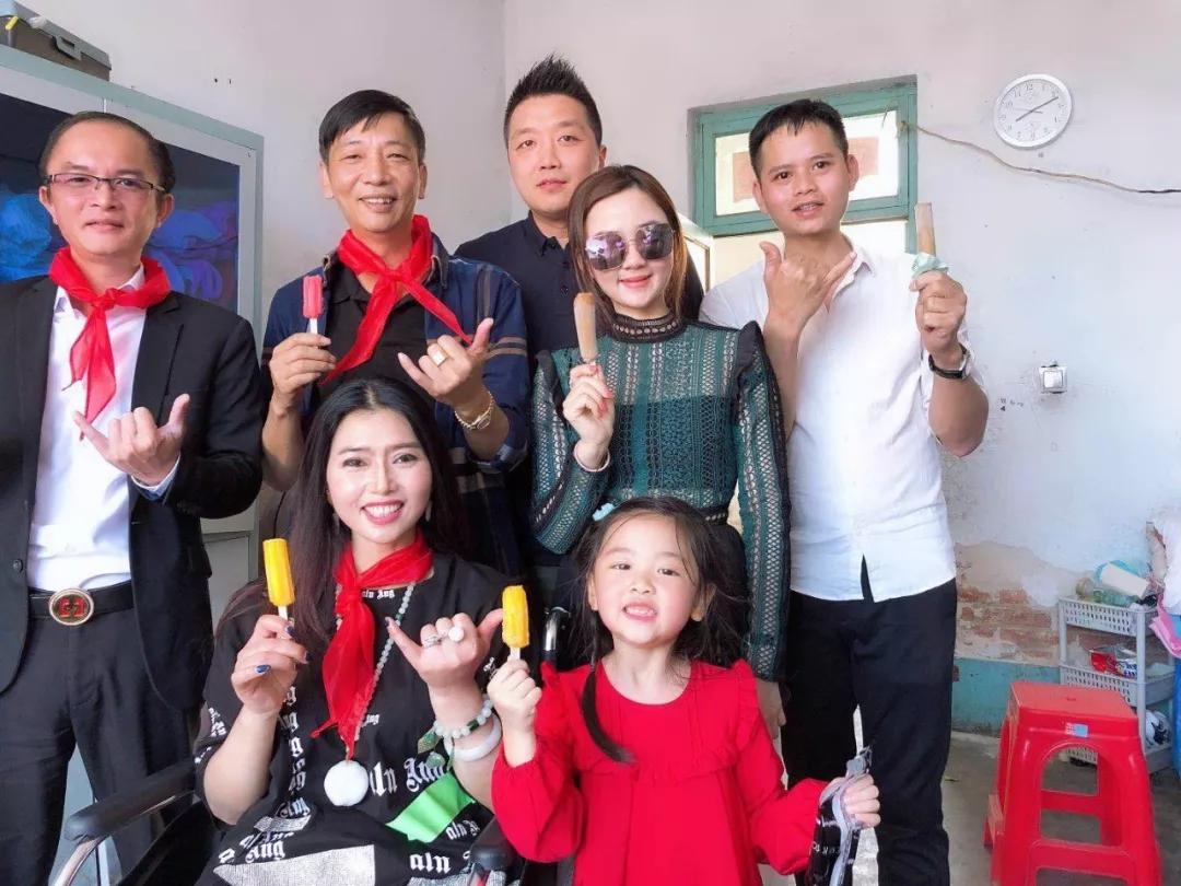 蒋姗倍坐在轮椅上为老军人歌唱