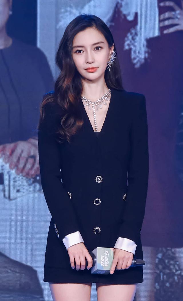 近日,angelababy现身某活动,身穿黑色连衣裙搭配大波浪卷发,曲线尽显