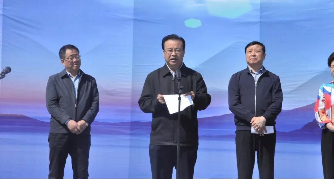 固原市副市长周文贵介绍项目情况"固原市黄河水调蓄工程正式开工,我们