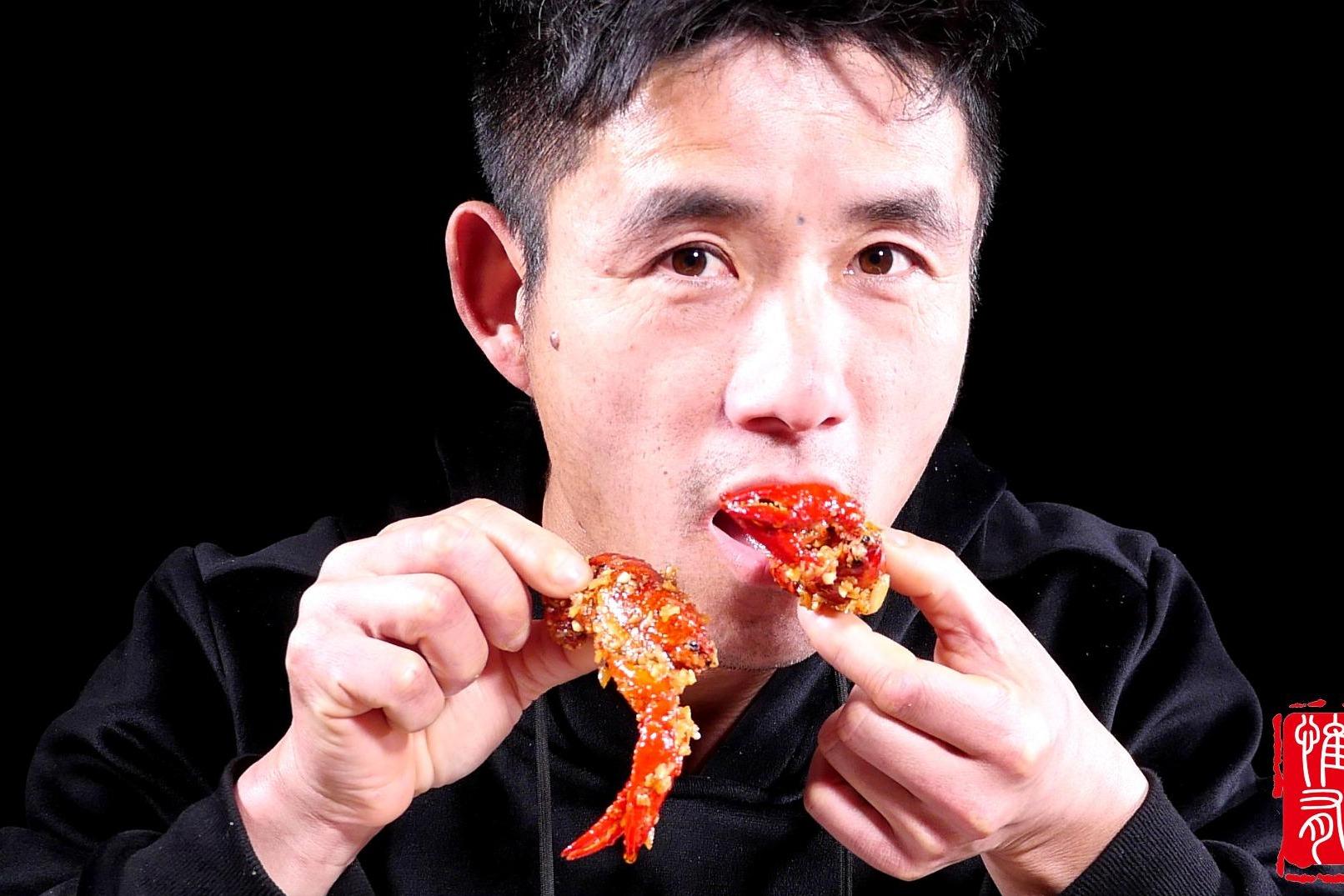 这个蒜蓉大虾做得太好吃了刚一出锅小伙就左右开弓一扫而光