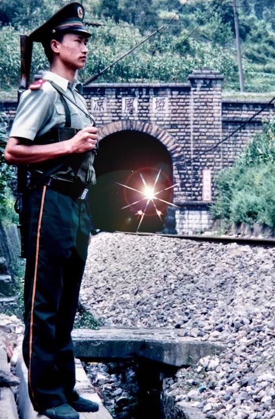 凉风垭隧道的建设是铁路隧道施工由人工施工到轻型机械化施工的转折点